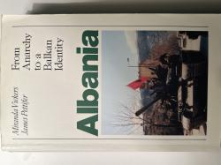 Billede af bogen Albania: From anarchy to a Balkan identity