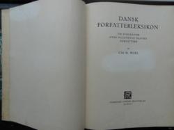 Billede af bogen Dansk Forfatterleksikon. 338 biografier over nulevende danske forfattere