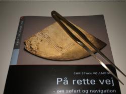 Billede af bogen På rette vej - om søfart og navigation. Med stikpasser i messing. Billede af bogen På rette vej - om søfart og navigation. Med stikpasser i messing.