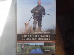 Billede af bogen NÅR NATUREN KALDER OG JAGTEN TRÆKKER - Til jægeren, lystfiskeren, svampe- og bærsamleren og andre med samlergen og gummistøvleben